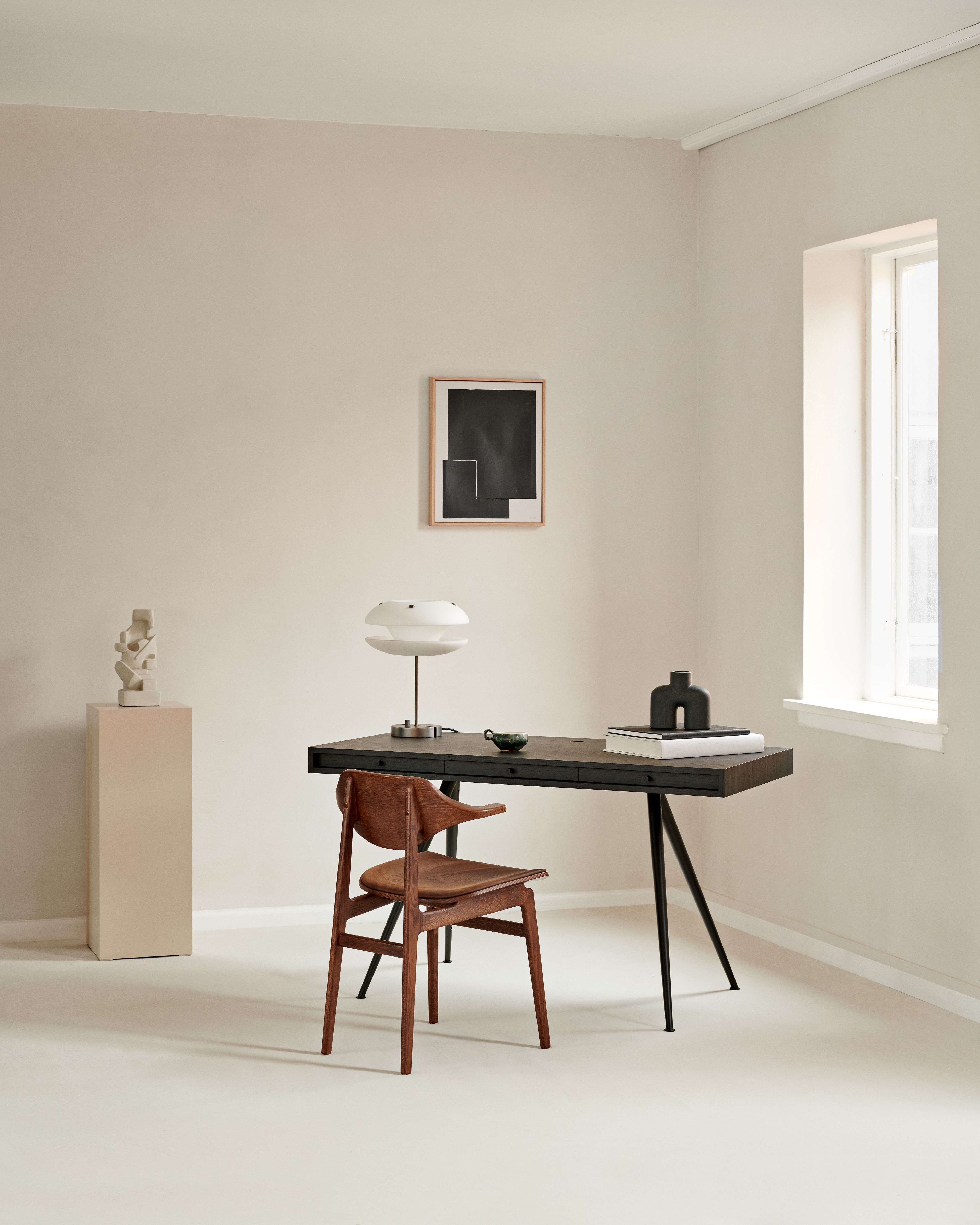 JFK Büroschreibtisch von Norr11 in Schwarz mit Standard Beinen in einem minimalistischen Raum.