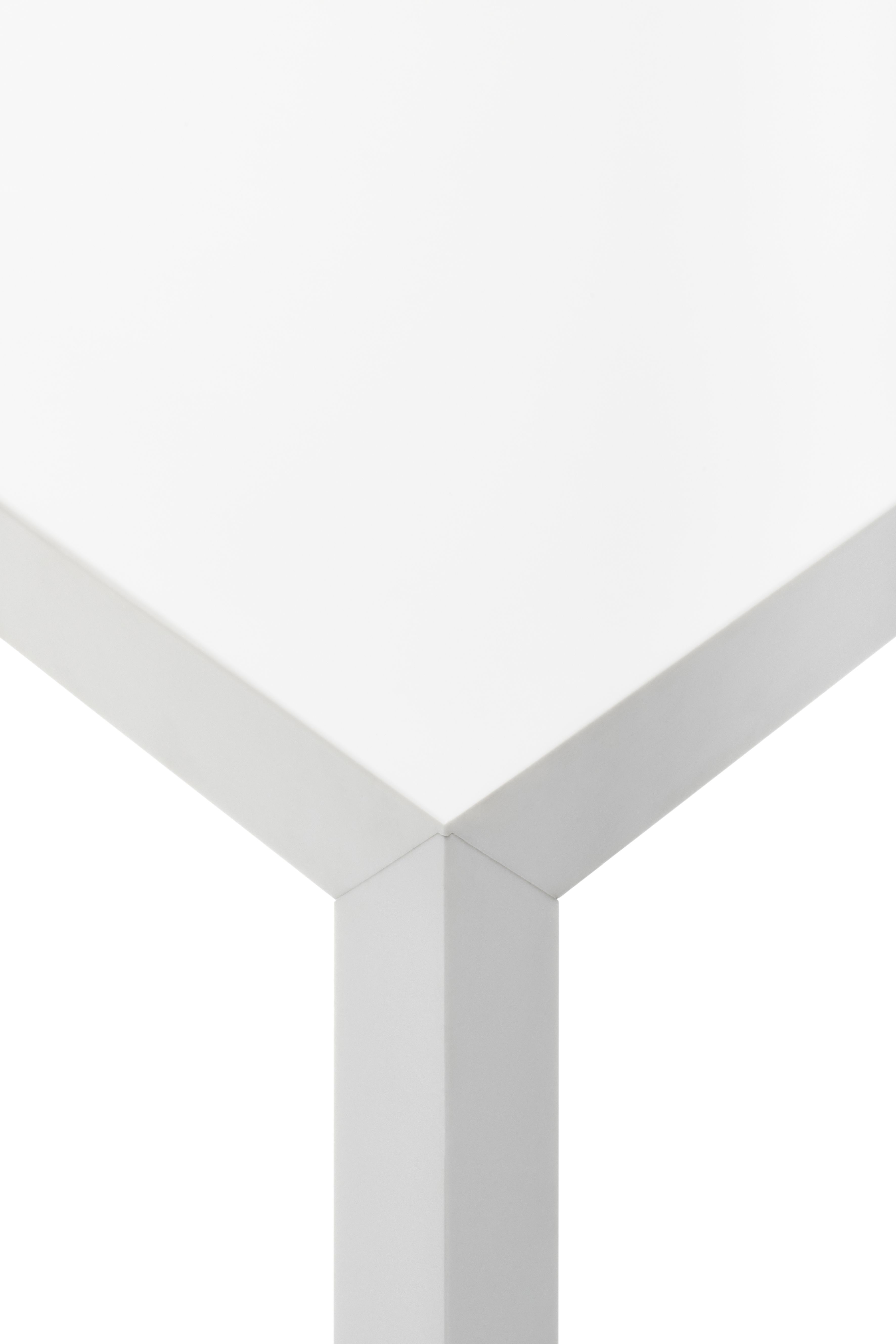 Detailaufnahme der weißen MDF Italia Tense Tischplatte und des Tischbeins, modernes Design für Esszimmer und Büro.