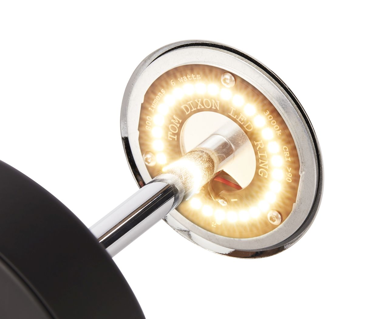 Detailaufnahme der Tom Dixon Void Surface LED-Wandleuchte mit ringförmiger LED-Beleuchtung und Chromdetails.