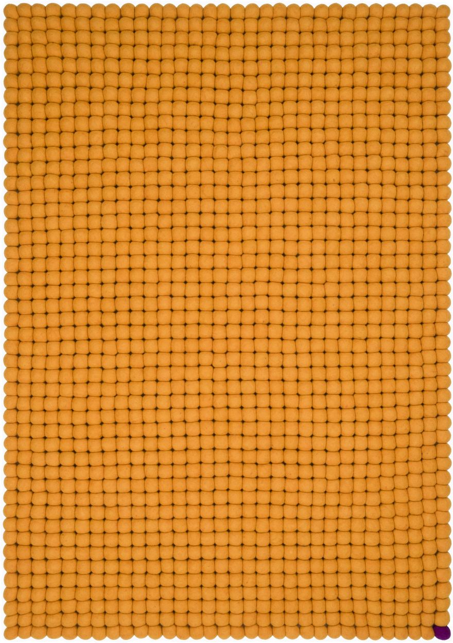 Goldener Big One Filzteppich von myfelt, rechteckig, 140x200 cm, aus Filzkugeln für Wohnzimmer und Schlafzimmer.