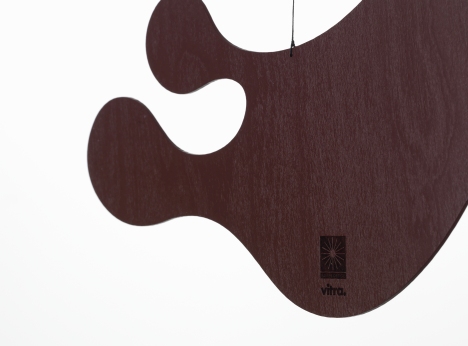 Detailansicht: Plywood Mobile von Vitra, LIMITED EDITION, braunes Holz, modernes Design.