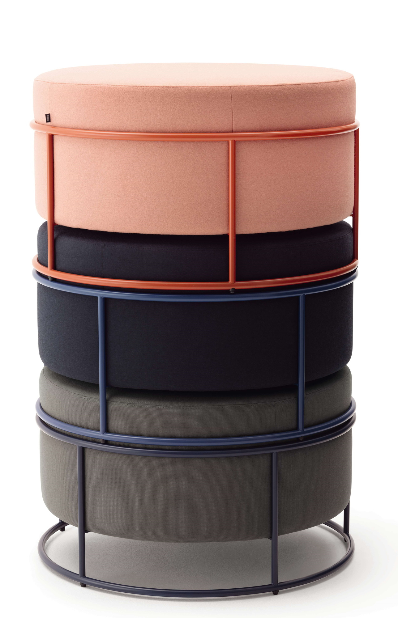 Gestapelte Drop Hocker von Cor, runde Sitzhocker in Rosa, Schwarz und Grau mit Metallgestell.