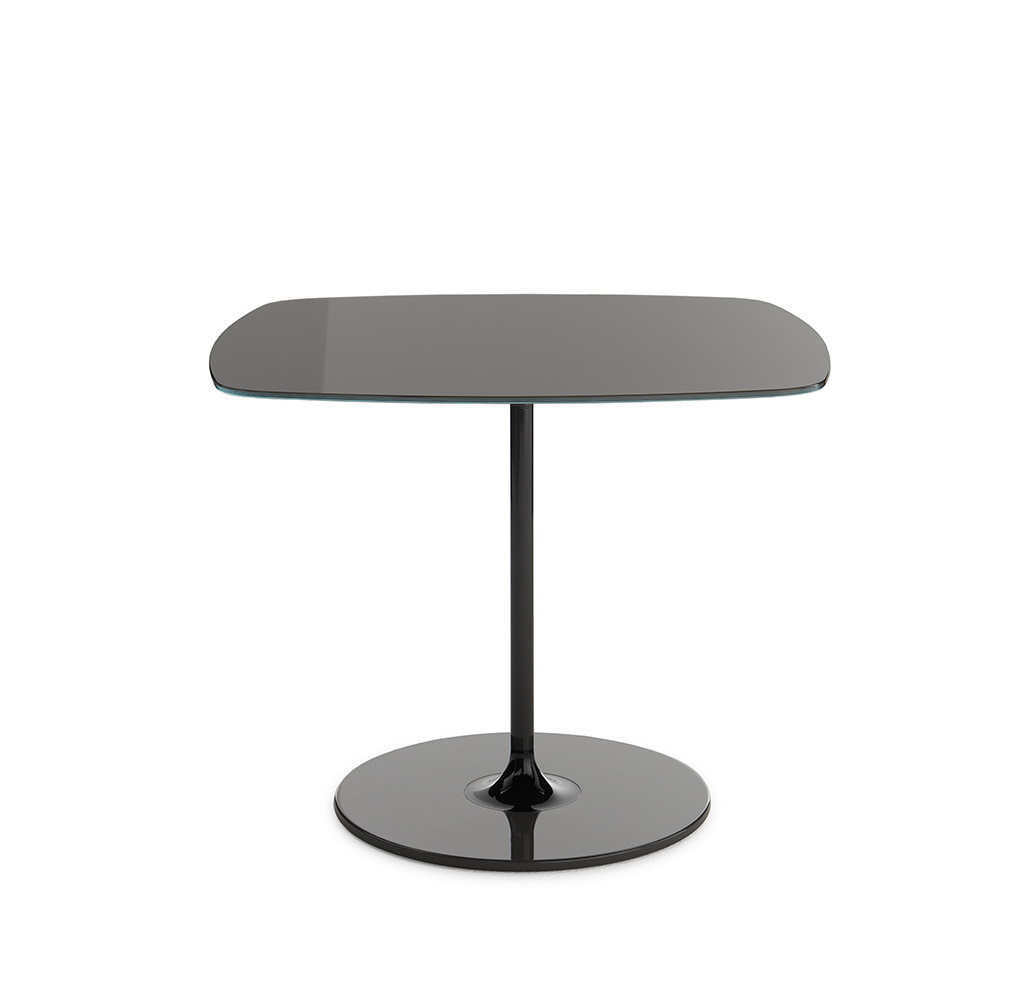 Schwarzer Thierry Beistelltisch von Kartell mit runder Basis und rechteckiger Tischplatte für modernes Wohnen.