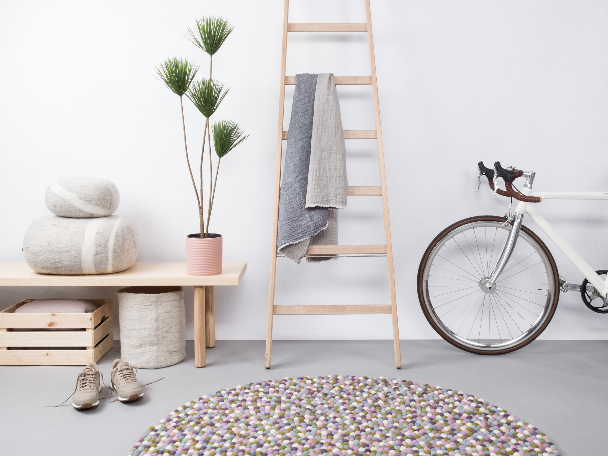 Runder myfelt Filzkugel Teppich 180 cm in pastellfarbenem Design im modernen Wohnraum.