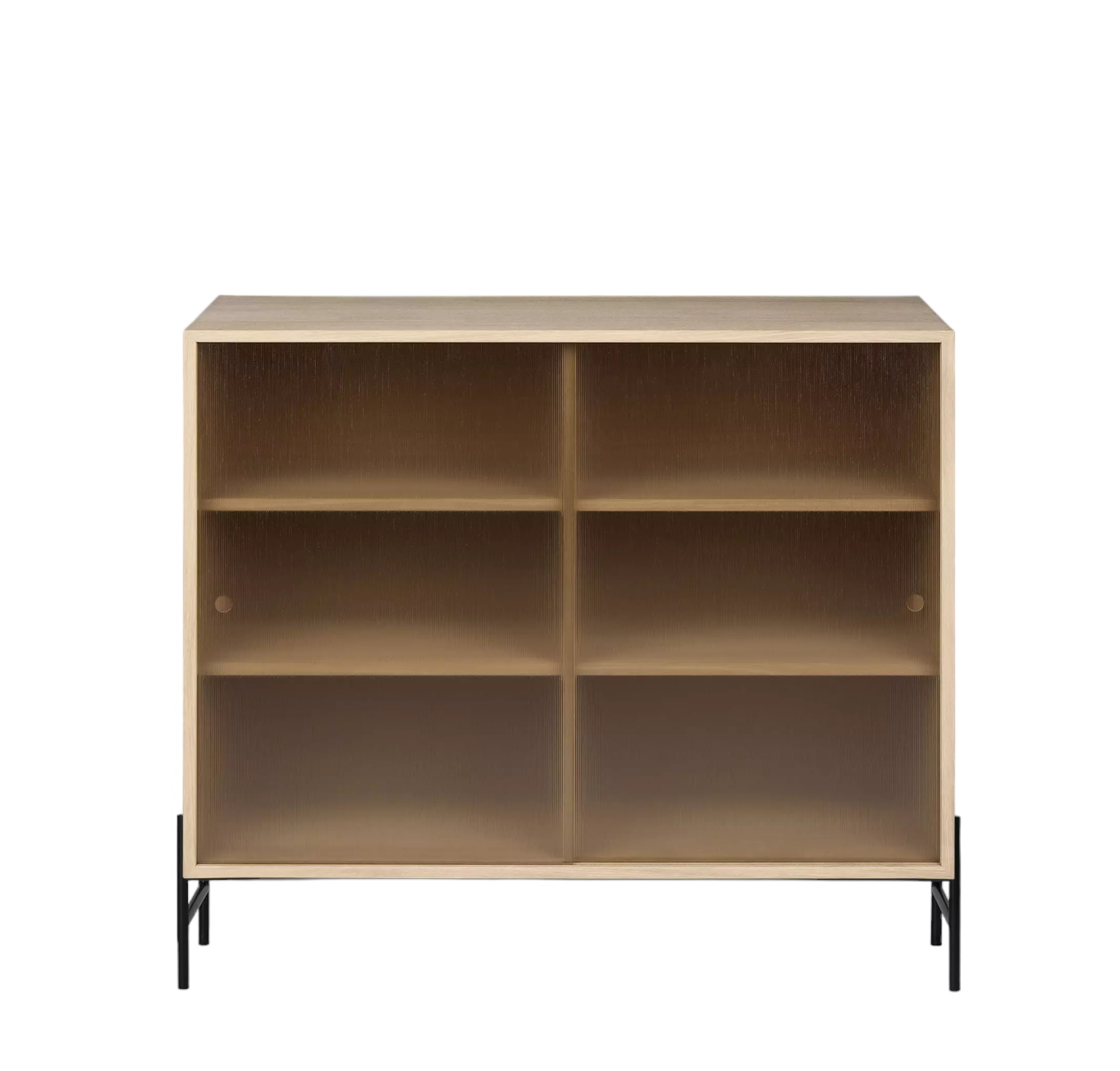 Hifive Glasvitrine Low aus hellem Eichenholz mit schwarzen Metallfüßen und geriffelten Glasschiebetüren.