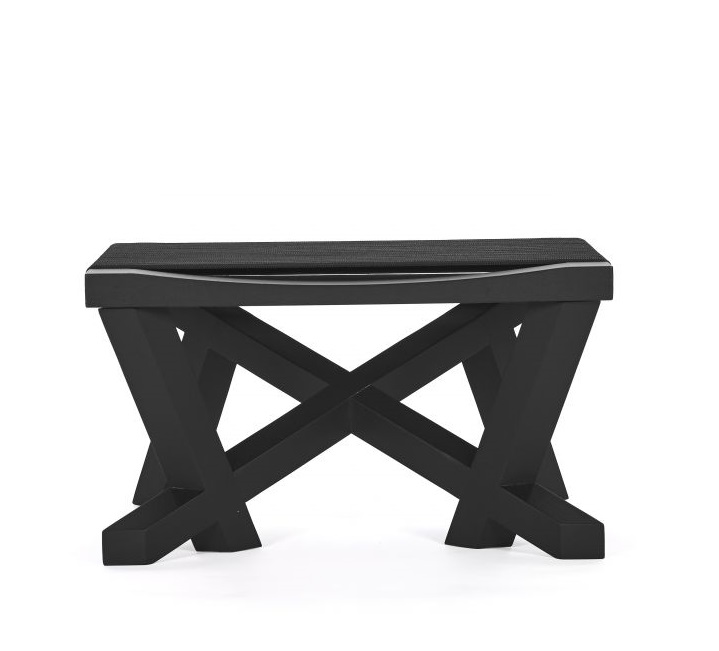 Schwarzer Volkshaus Hocker von ClassiCon mit Eichenholz-Gestell und gepolsterter Sitzfläche, ideal als Sitzmöbel oder Beistelltisch.