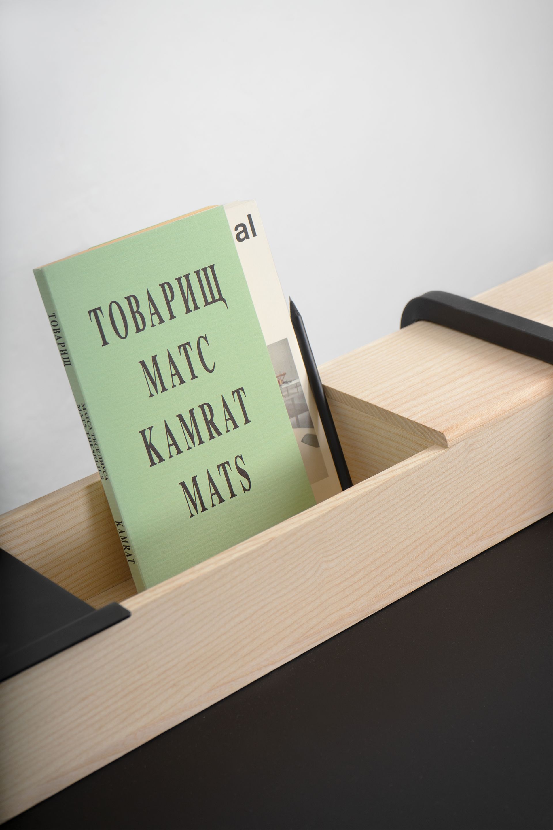 Detailaufnahme vom Kurt Sekretär von Nils Holger Moormann mit Ablage und Buch.