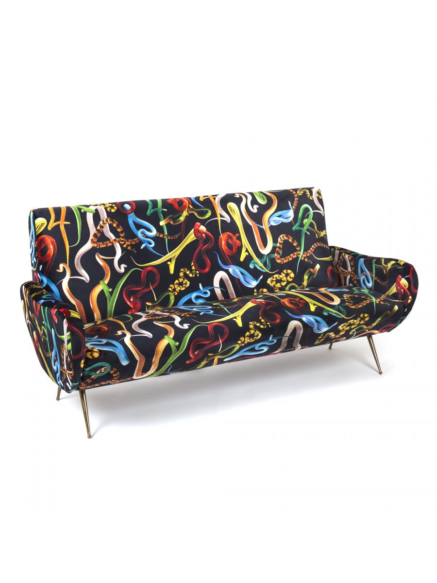 Toiletpaper 3-Sitzer-Sofa Snakes Seletti mit Schlangenmuster auf schwarzem Samt und goldenen Füßen, modernes Design.