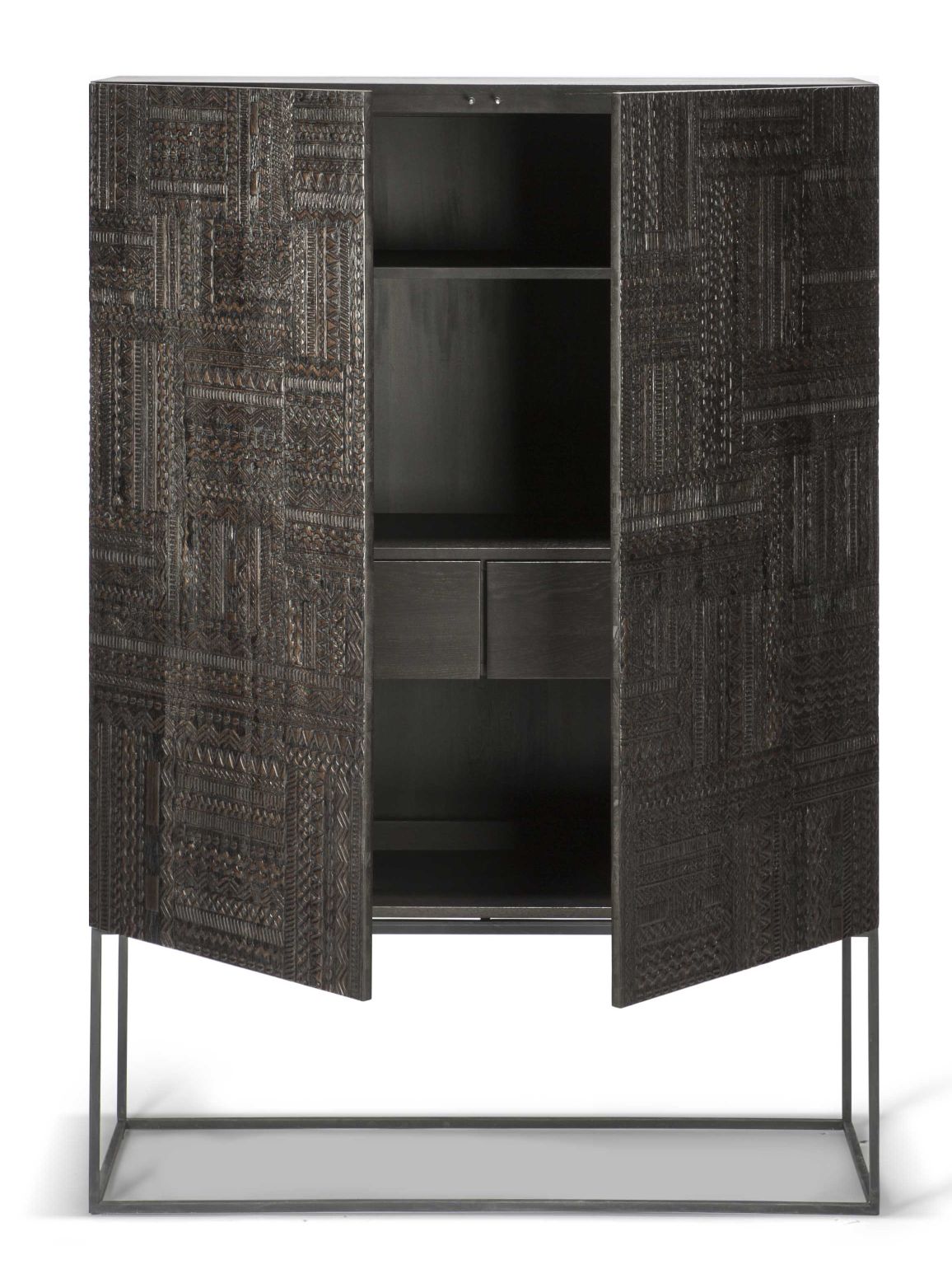 Tabwa Schrank von Ethnicraft aus Teakholz mit geöffneten Türen, Innenraum mit Regalen und Schubladen.