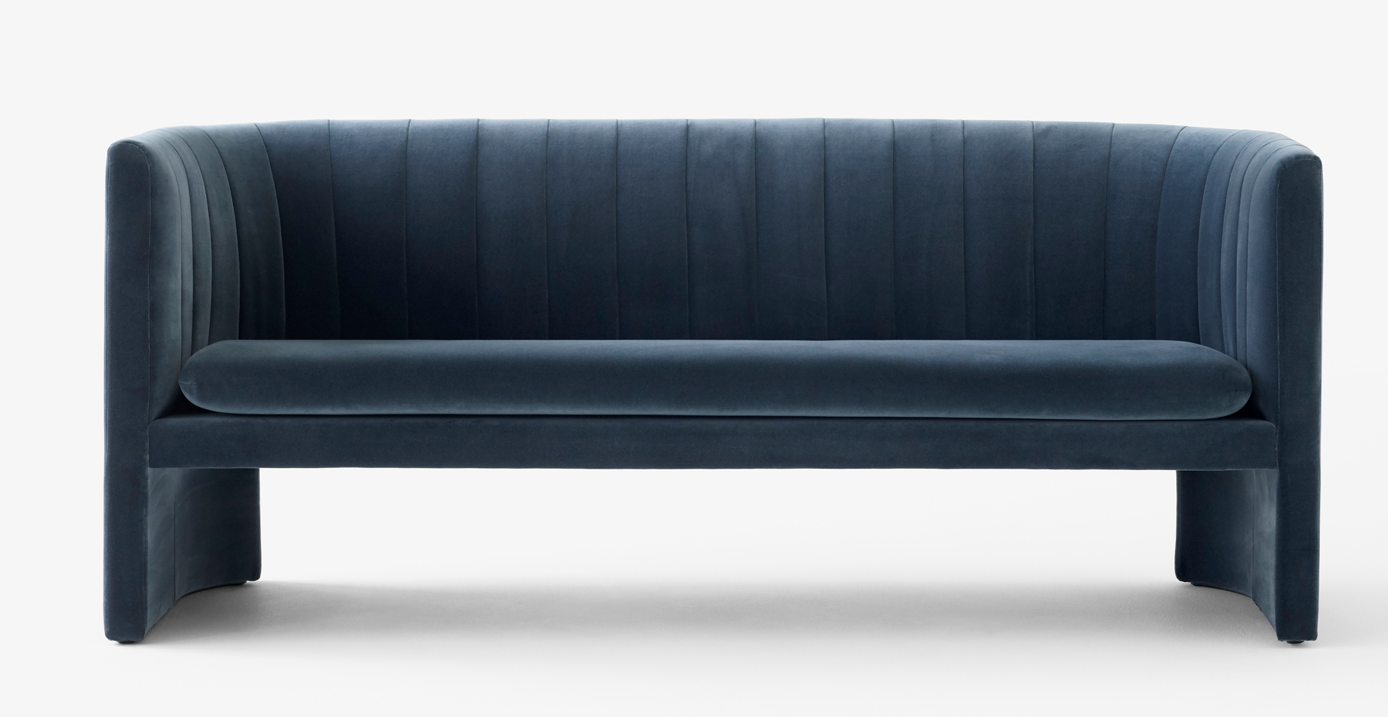 Blaues Loafer Sofa von AndTradition, ein modernes 3-Sitzer Sofa mit Samtbezug für Wohnzimmer.