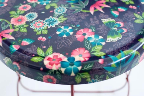 Detailansicht des Ukiyo Tisch von Moroso mit floralem Muster und Schmetterlingen auf dunklem Untergrund.