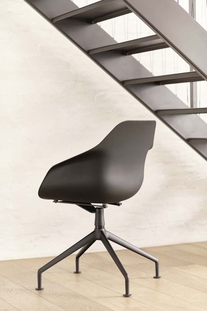 Schwarzer Yonda Universalstuhl von Wilkhahn mit Viersternfuß vor einer Treppe, Bürostuhl für modernes Arbeiten.