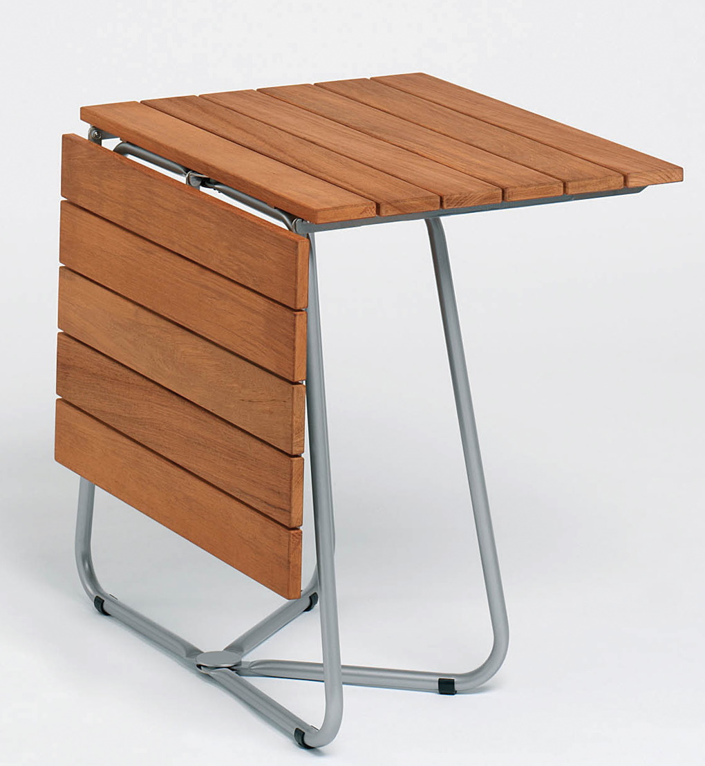 Weishäupl Balcony Klapptisch mit Teakholzplatte und Edelstahlgestell, teilweise zusammengeklappt.