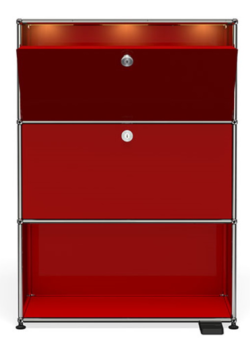 USM Haller E Highboard in Rubinrot mit geöffneter Klappe und integrierter Beleuchtung.