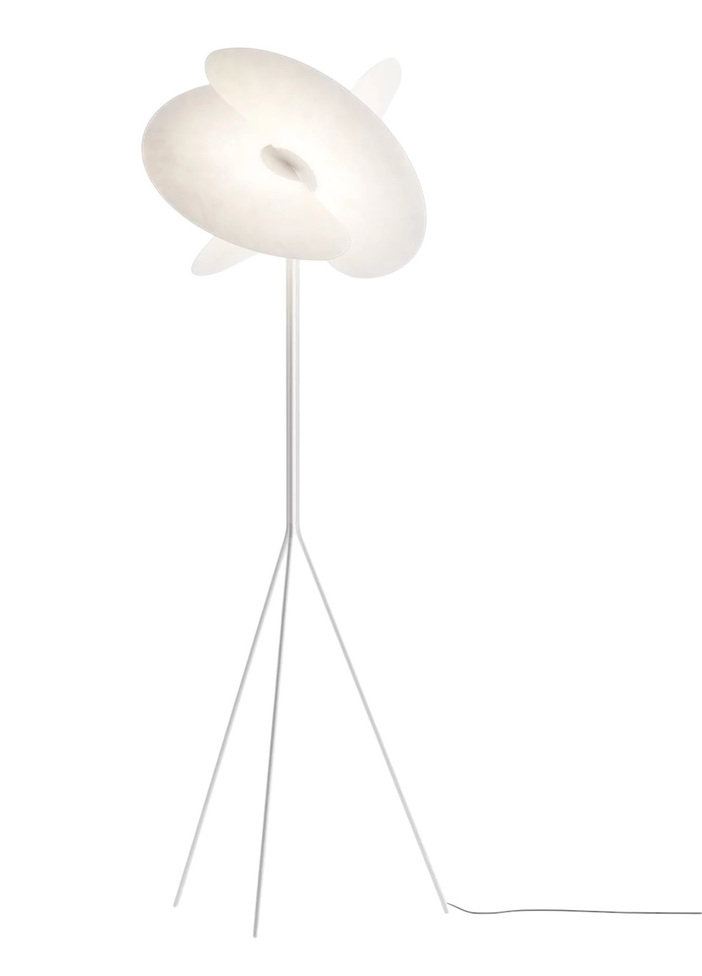 Weiße Luceplan Levante Stehleuchte mit dreibeinigem Stativ und diffusem Licht.