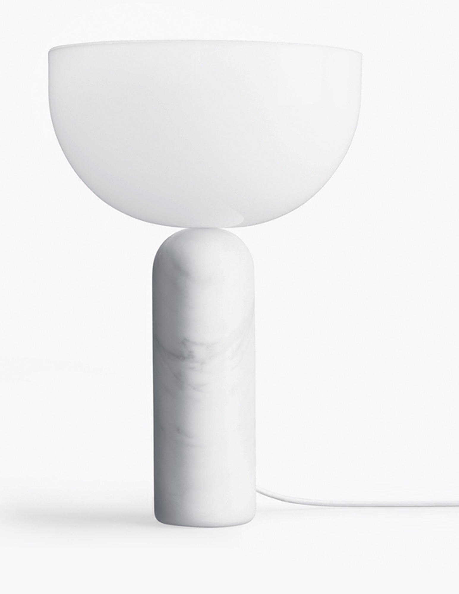 Weiße Kizu Tischleuchte von New Works mit Marmorfuß und halbrunder Glasleuchte.