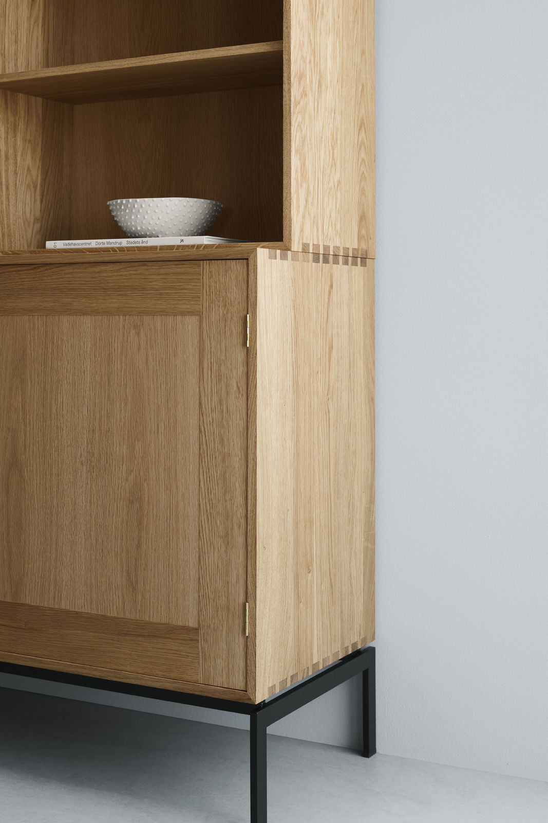 Detailaufnahme: FK63 Bücherregal System von Carl Hansen & Søn mit Türen, Eiche und schwarzem Gestell.