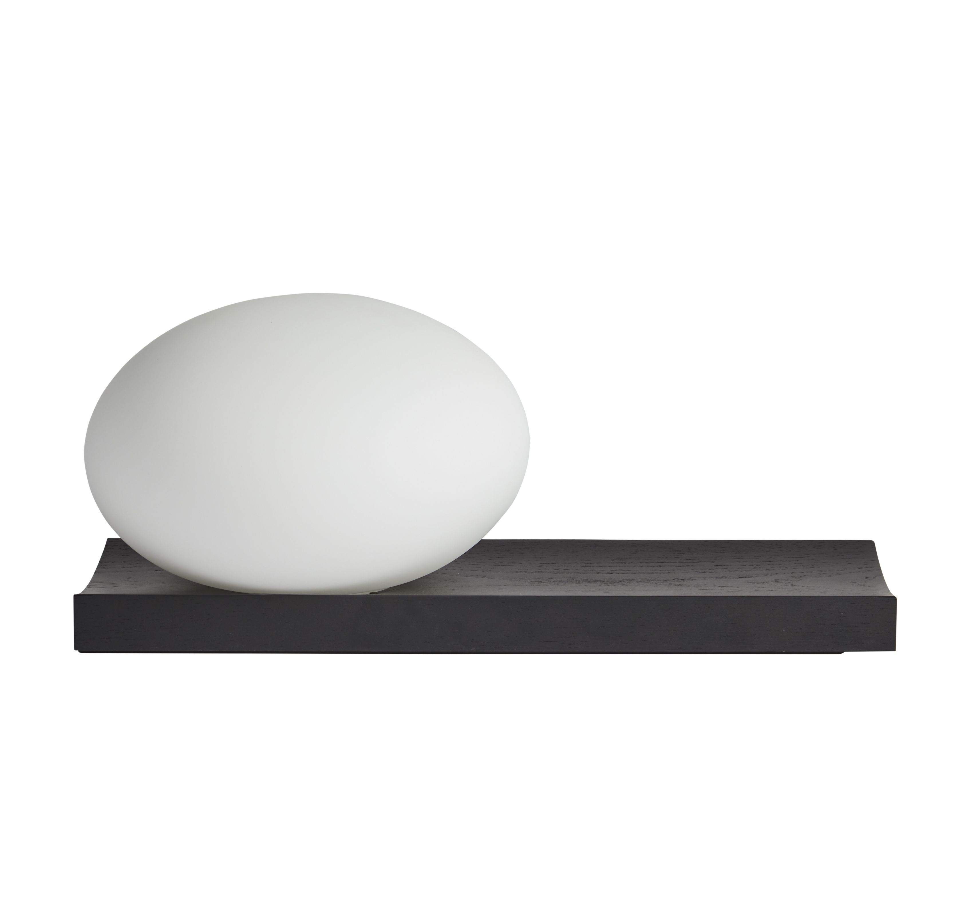 Dew Tischleuchte von Woud: Runde, weiße Lampe auf rechteckigem, schwarz lackiertem Esche-Holzsockel.