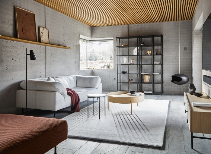 Wohnzimmer mit grauem Kyoto Teppich von Woud, 170x240 cm, und modernen Möbeln.