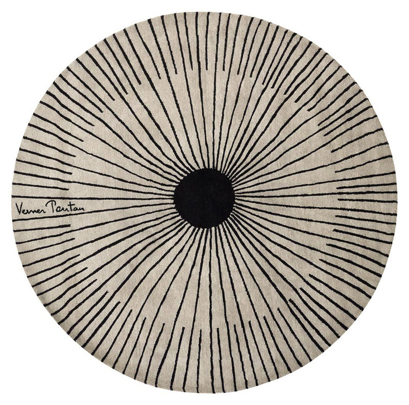 Runder Verner Panton Teppich VP Rays mit abstraktem, strahlenförmigem Muster in Beige und Schwarz.