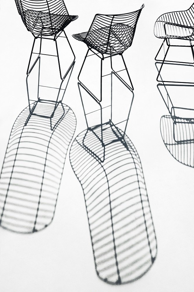 Drei Flow Filo Stühle von MDF Italia mit Kufengestell, geeignet für drinnen und draußen.