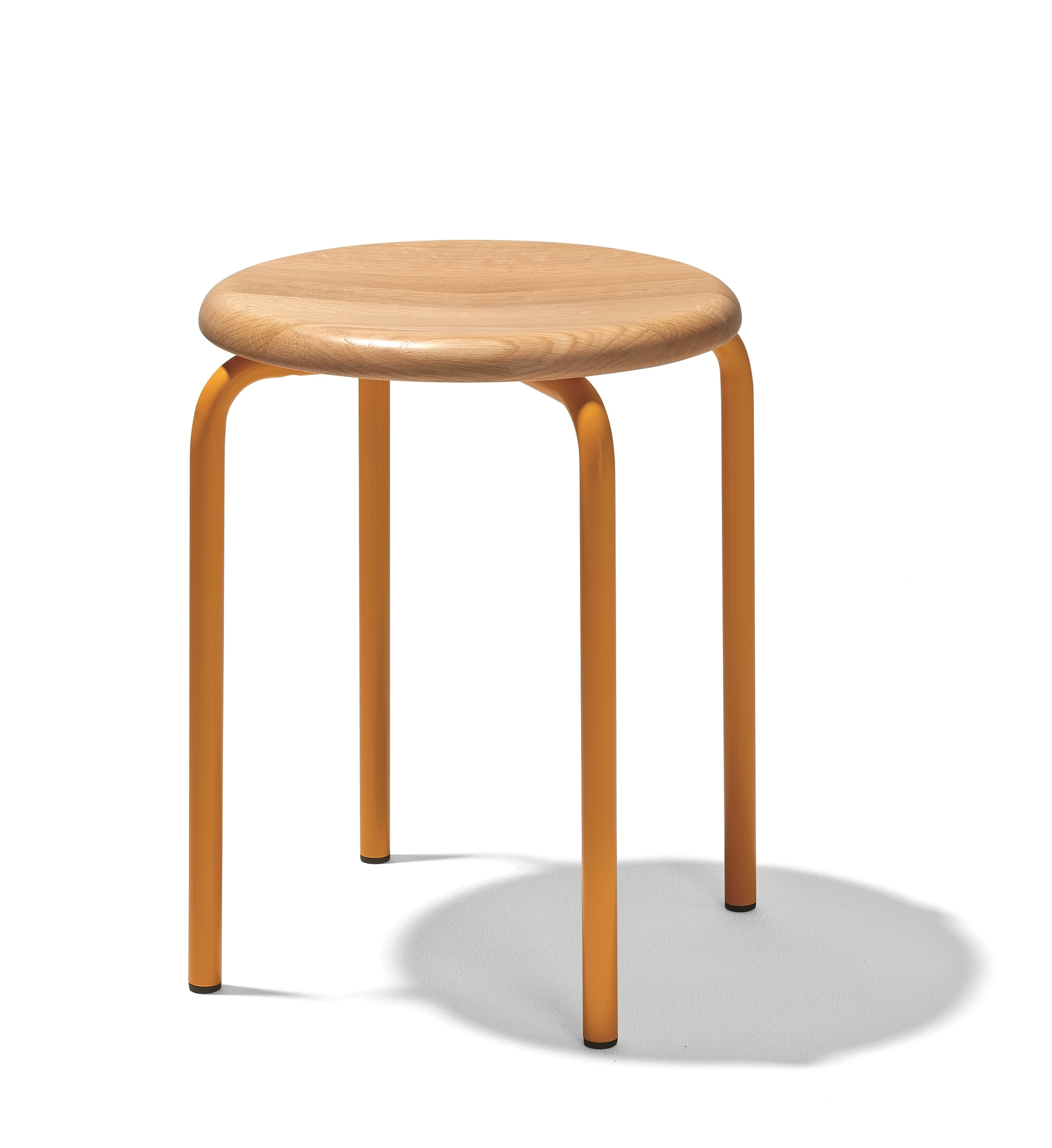 Richard Lampert Tom Stapelhocker mit Sitzfläche aus Naturholz und narzissengelben Stahlbeinen, isoliert auf Weiß.