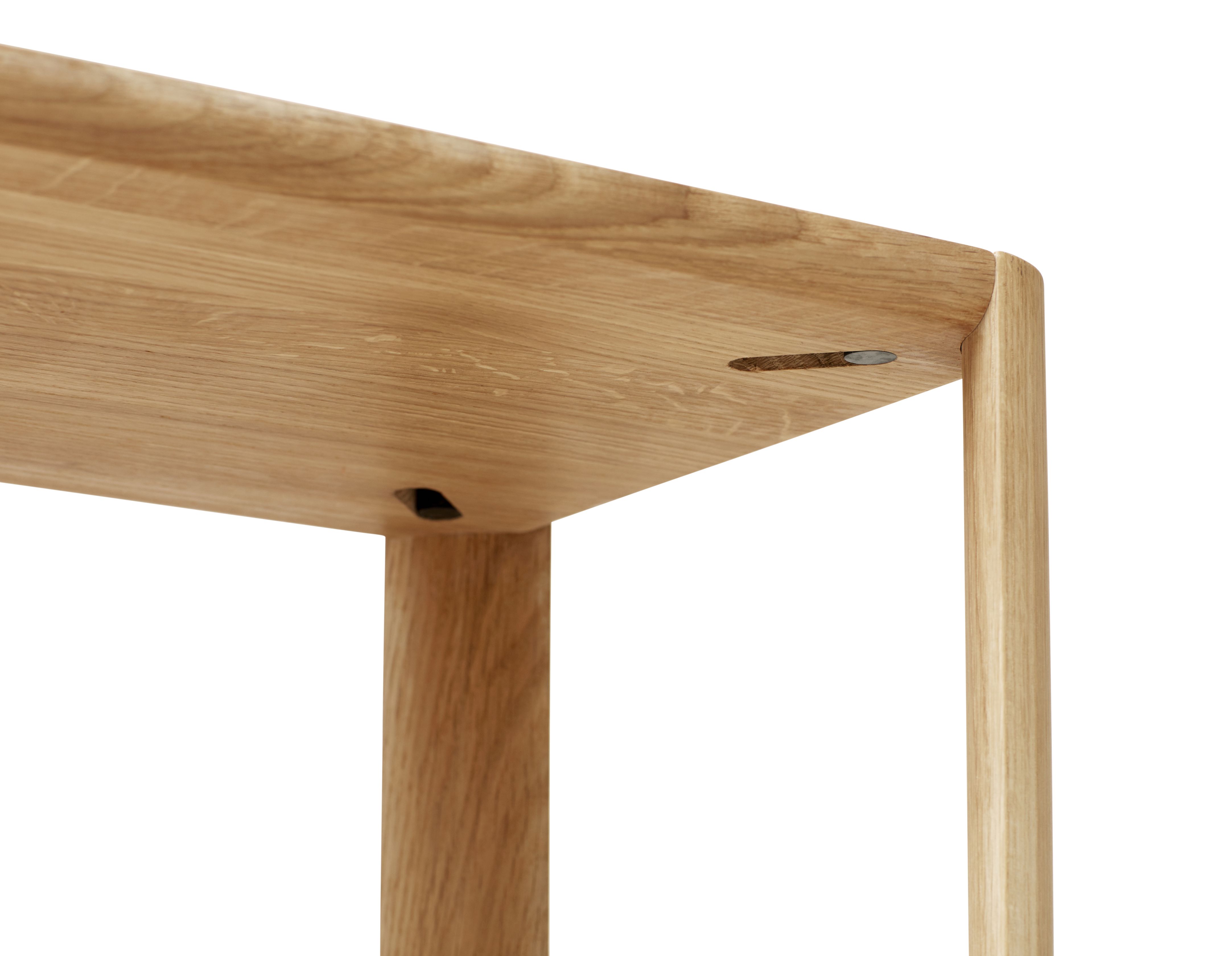 Detailaufnahme des Leaf Regals 2x2 aus geölter Eiche von Form & Refine.