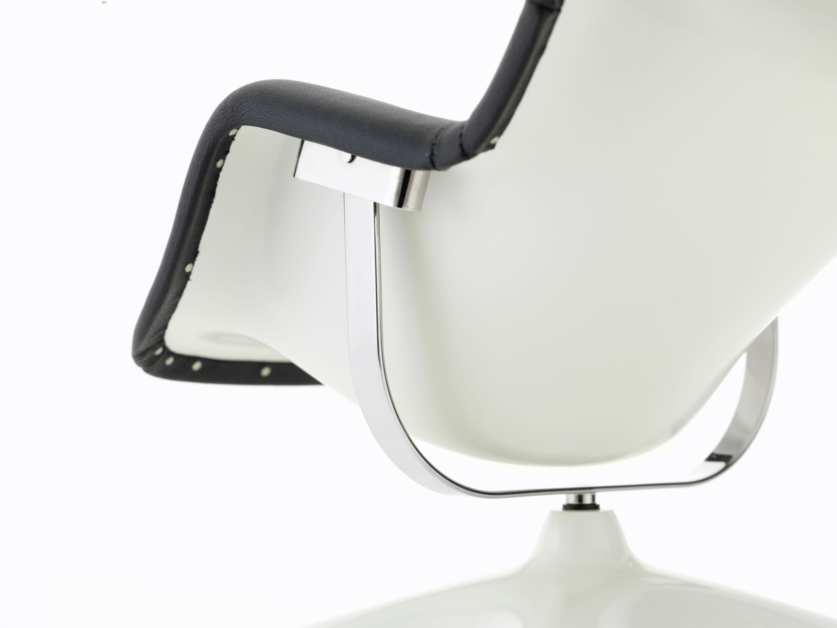 Detailaufnahme des Karuselli Sessels von Vitra, Miniatur, weiß, mit schwarzem Leder.
