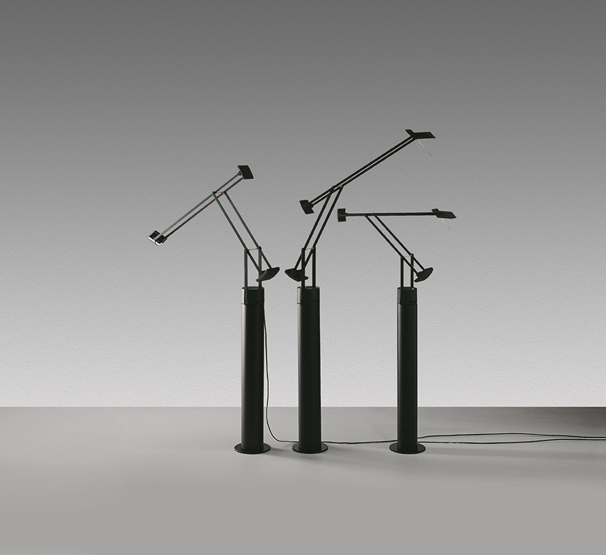 Drei schwarze Tizio Tischleuchten von Artemide im minimalistischen Design mit verstellbaren Armen und Sockel.
