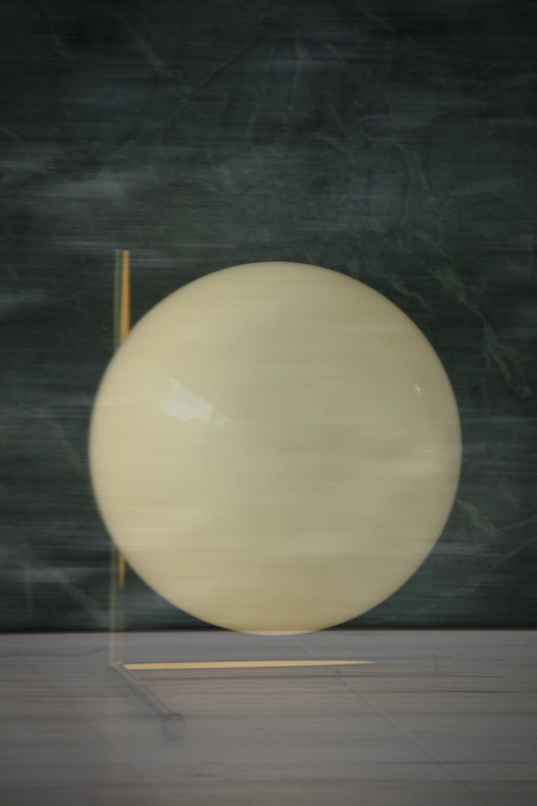 IC T1 Low Tischleuchte von Flos: Elegante Kugel-Tischlampe mit filigranem, goldenem Gestell. Moderne Beleuchtung für Wohnzimmer und Schlafzimmer.