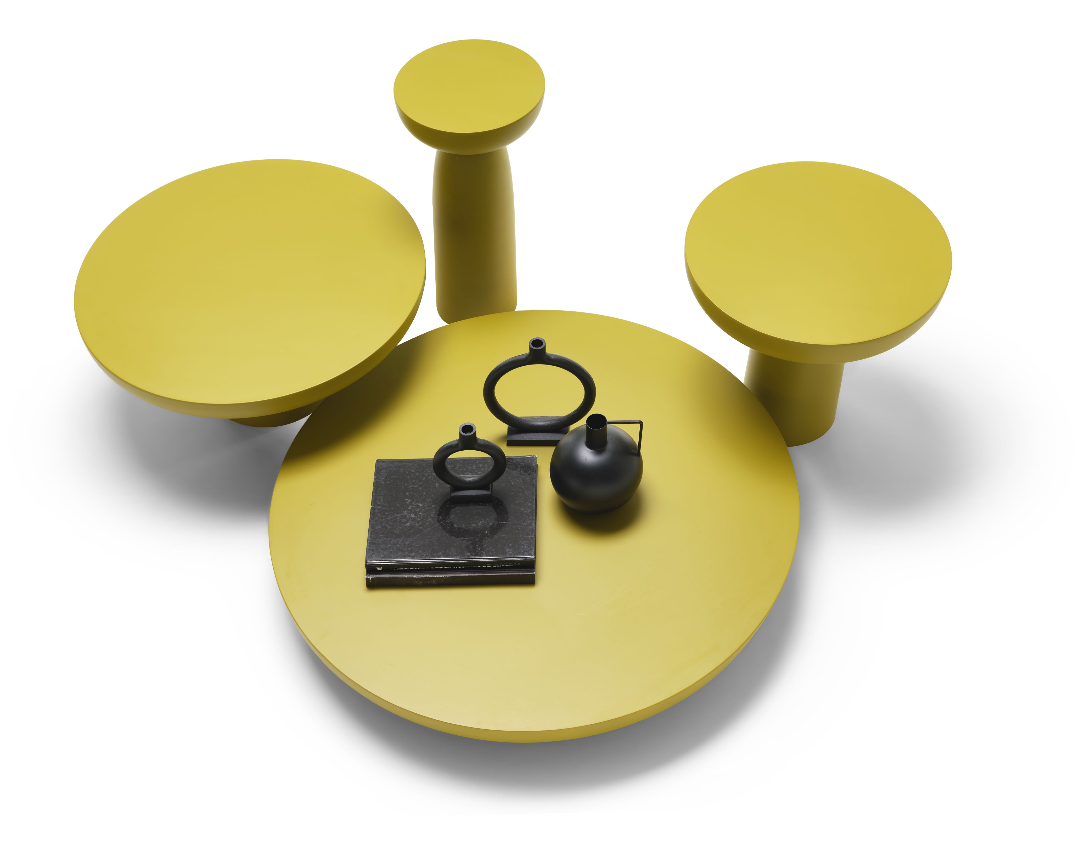 Olo Colours Couchtisch von Mogg, gelb, mit runden Tischplatten unterschiedlicher Höhe und Dekoration.
