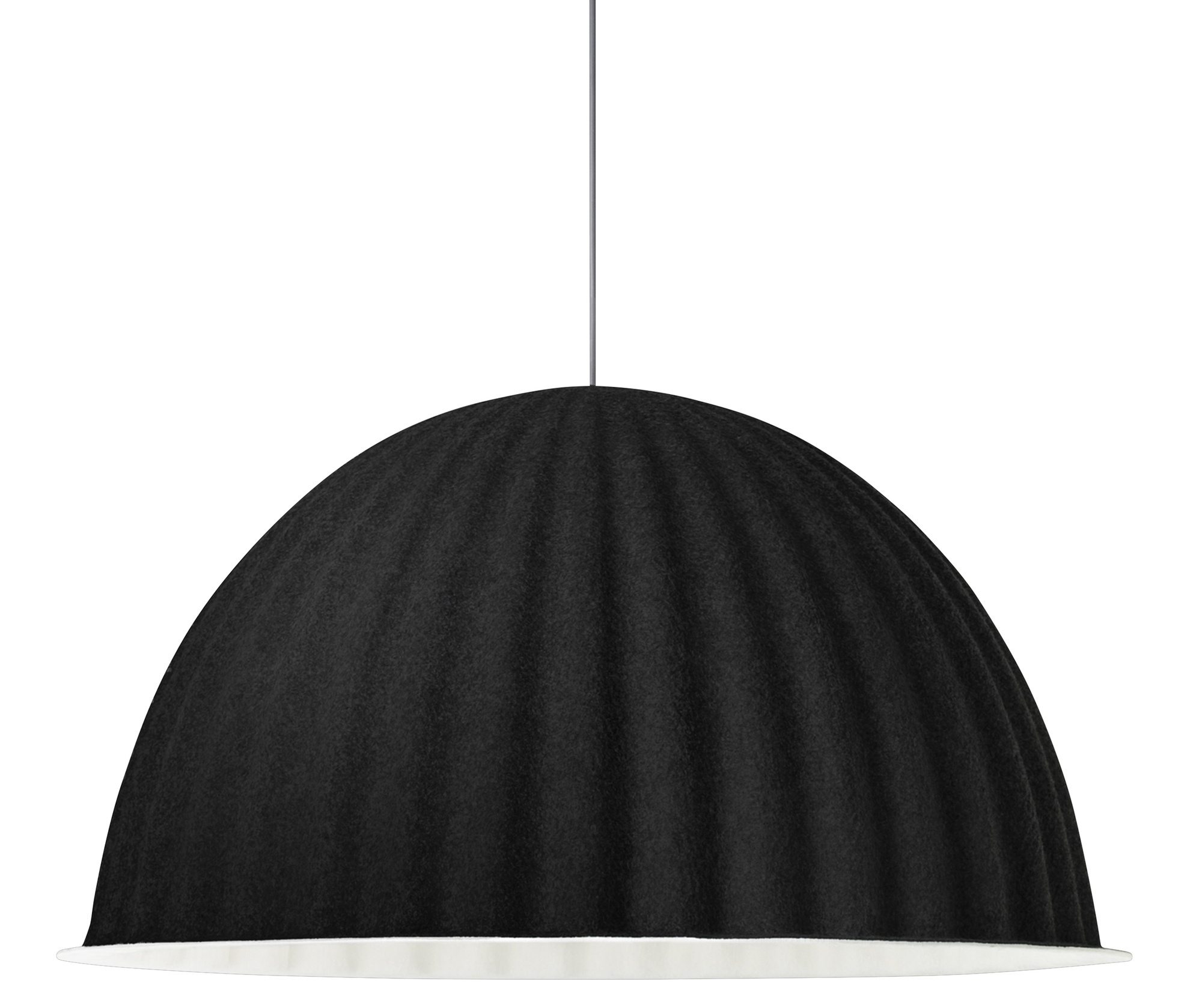 Schwarze Under The Bell Pendelleuchte von Muuto mit gerippter Oberfläche und weißem Innenraum.