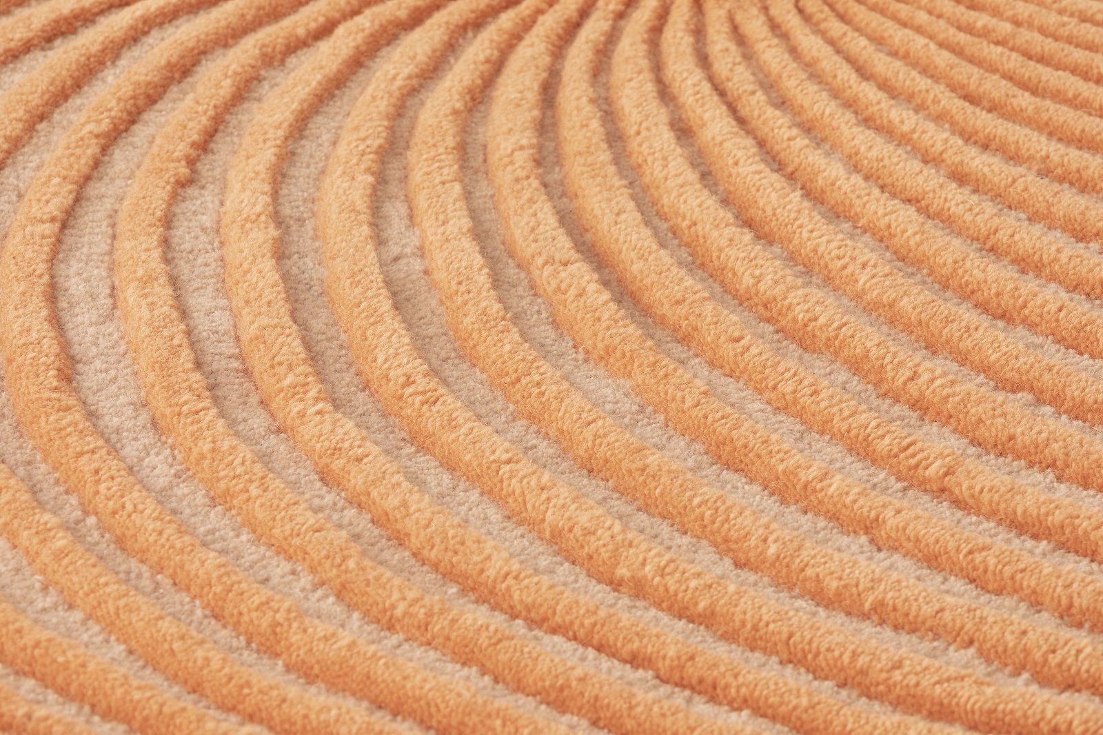 Detailaufnahme des Giro Rug Teppichs von Gan mit wellenförmigem Muster in Beige und Orange.