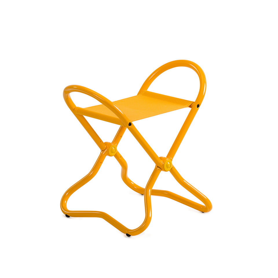 Gelber Snupi Klappstuhl von Lectus, kompakter Falthocker für flexiblen Einsatz, leicht und transportabel.