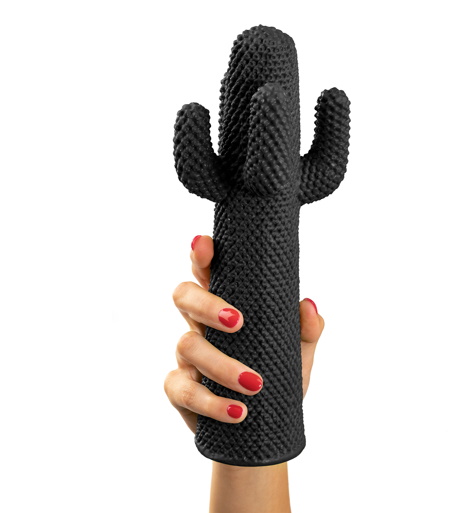 Hand hält schwarzen Guframini Cactus, Miniatur Designobjekt, Kaktus Deko für modernes Wohnen.