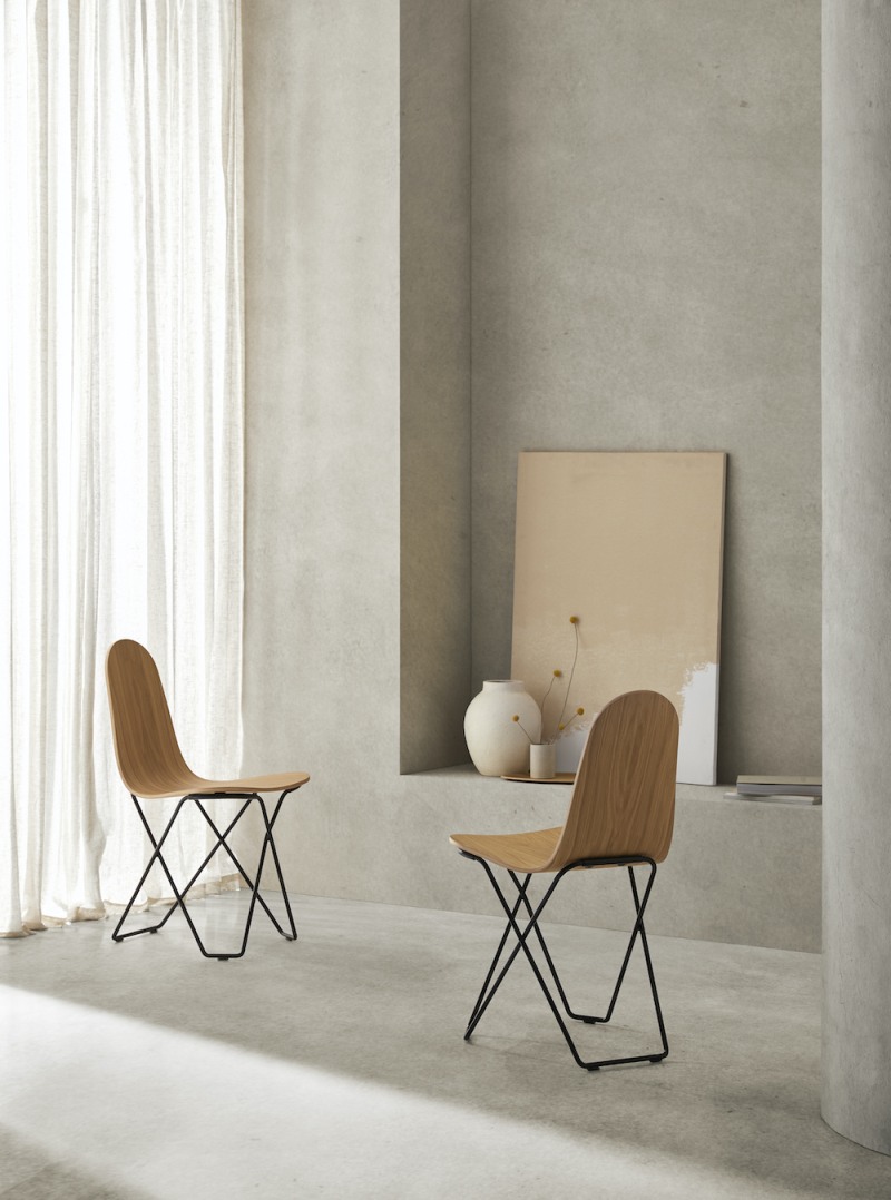 Zwei Cactus Stühle mit Holzschale und schwarzem Metallgestell in minimalistischem Interieur. Design Stühle für Esszimmer.