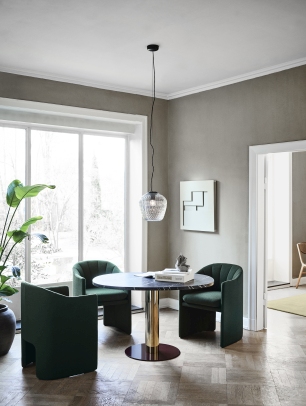 Esszimmer mit drei grünen Loafer Sesseln und rundem Tisch. AndTradition Sessel.