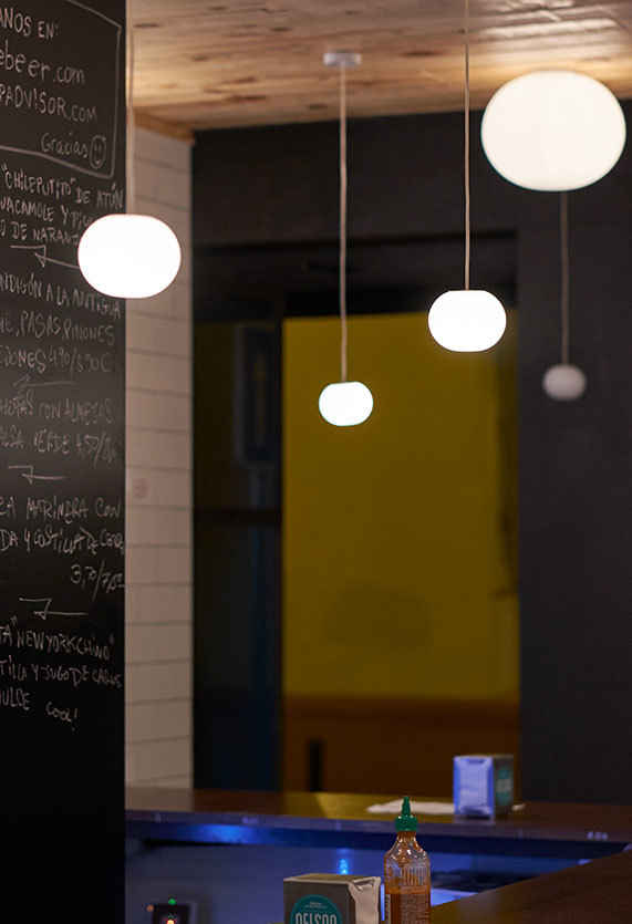 Mehrere Flos Glo Ball Hängeleuchten in verschiedenen Größen, modernes Design für Wohnräume.