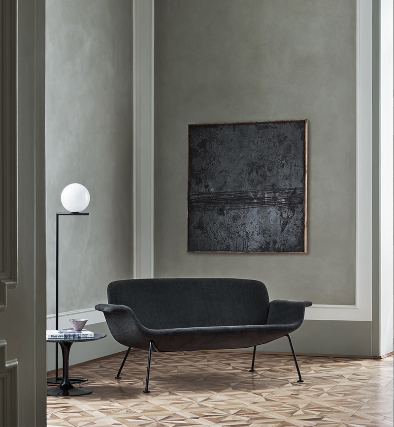 Graues KN05 Zweisitzer Sofa von Knoll International im modernen Wohnzimmer mit Lampe und Kunst.