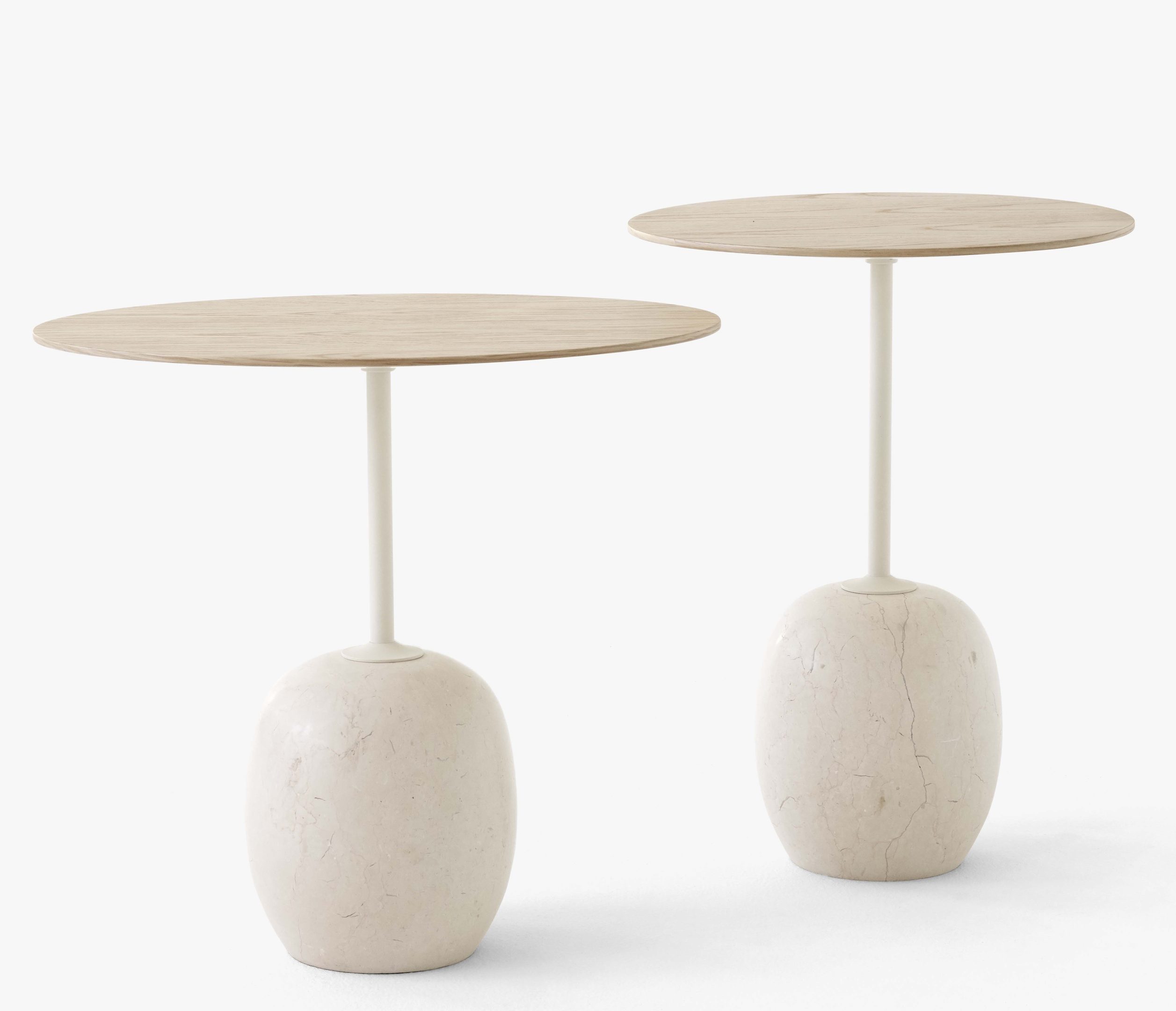 Zwei Lato Beistelltische von AndTradition: Eiche-Holzplatte und Marmor Crema Diva Sockel.