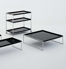 Schwarzes Trays Regal von Kartell mit drei Ebenen und Rollen, modernes Design für Wohnzimmer.