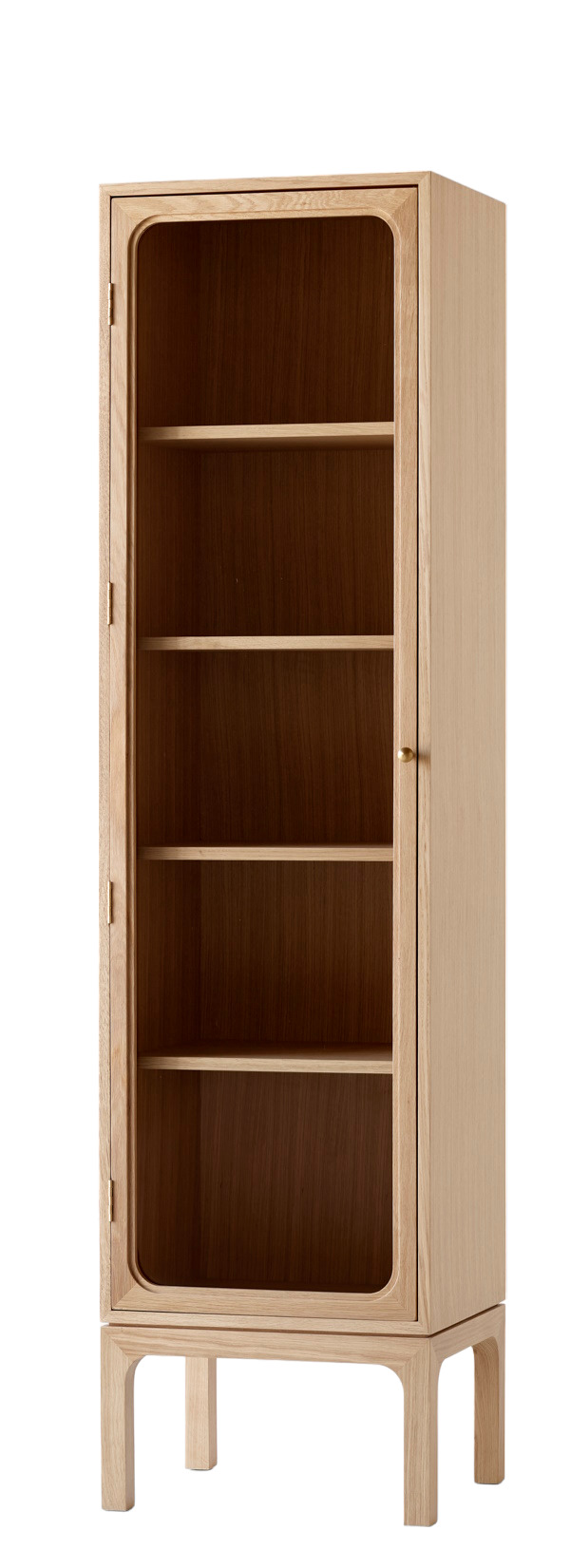 AndTradition Trace Vitrine SC87 aus Eiche mit Glastür und Regalböden für Wohnzimmer und Esszimmer.