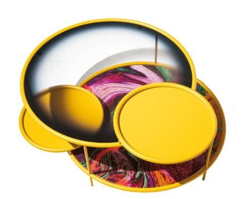 Gelber Sangaku Couchtisch von Driade mit runden Tischplatten und farbigem Muster.