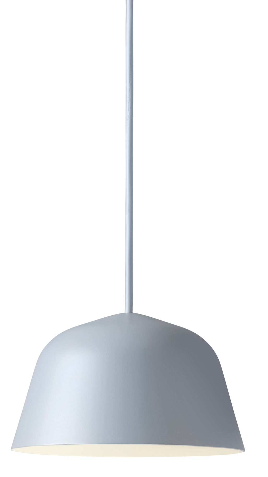 Nahaufnahme der hellblauen Muuto Ambit Pendelleuchte 16.5, moderne Hängelampe für Wohnraumbeleuchtung.