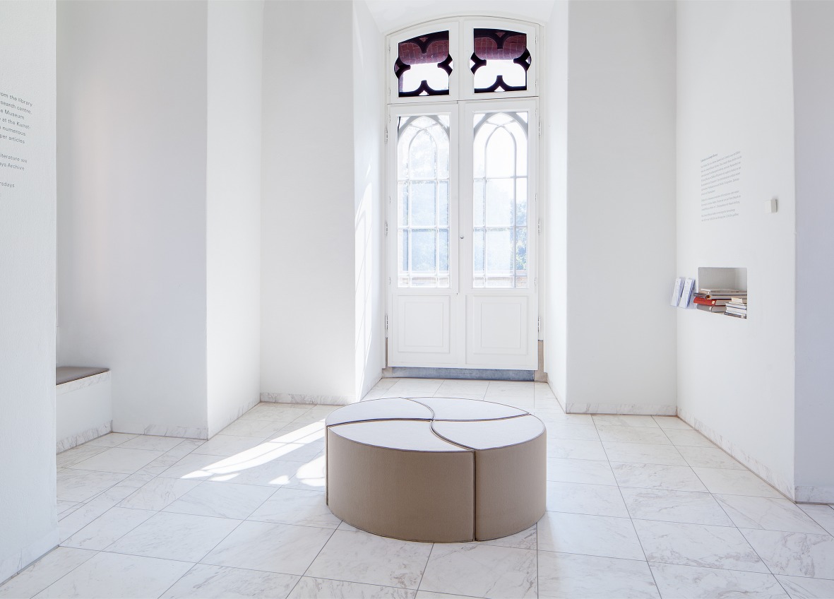 Posito Sitzmöbel von Hey Sign: Runder, beiger Hocker aus Filz, modulare Sitzgelegenheit.