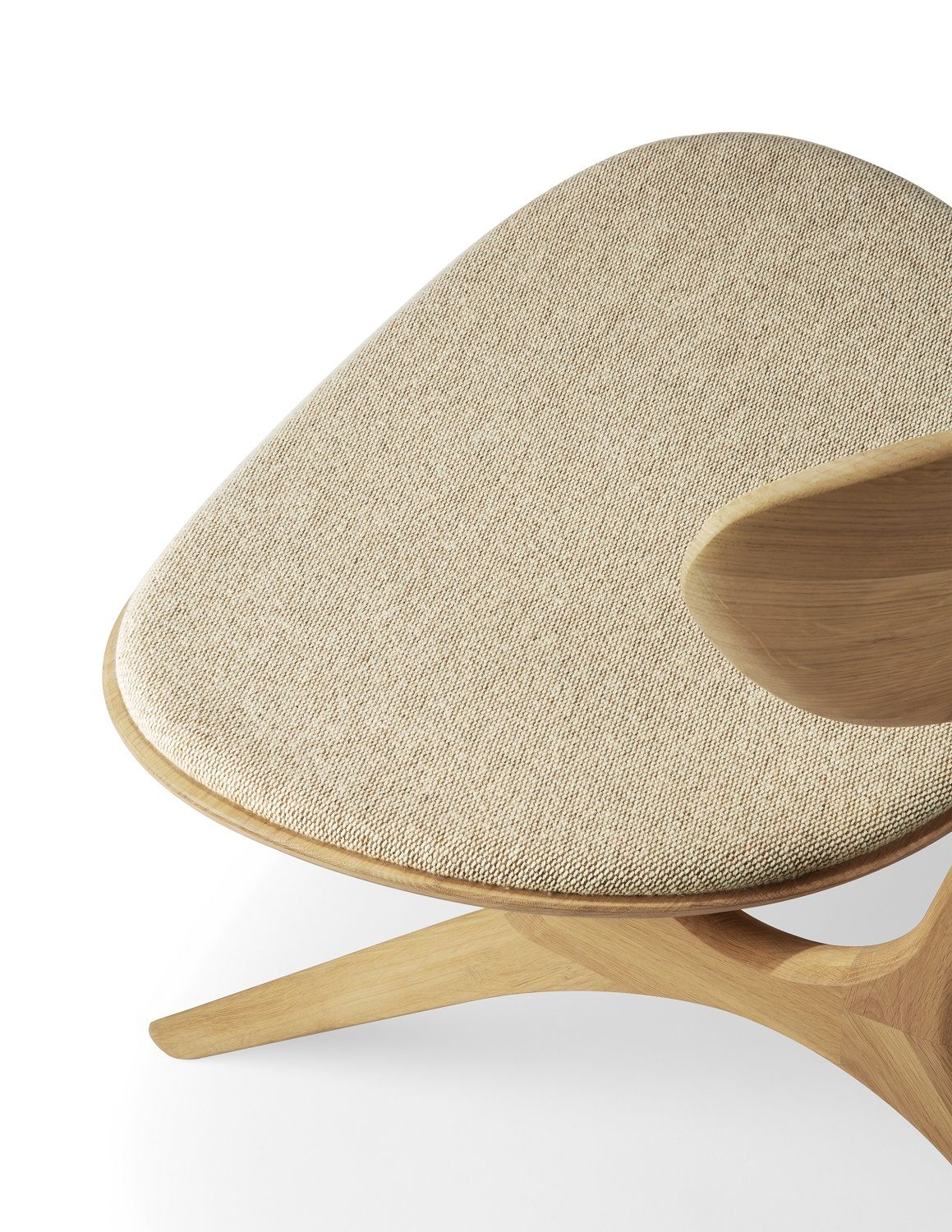 Detailaufnahme: Eye Loungesessel von Ethnicraft, Eiche lackiert, Off White Stoffbezug. Design Loungesessel.