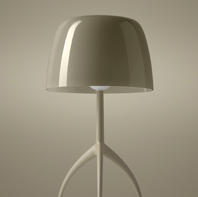Lumiere Nuances piccola Tischleuchte Creta von Foscarini: Elegante Tischlampe mit beigem Lampenschirm.