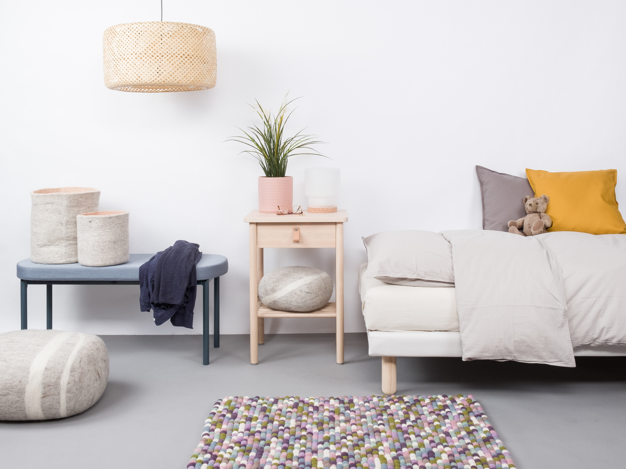 Myfelt Filzkugel Teppich 140x200 cm im Schlafzimmer, bunte Kugeln, gemütliches Wohnambiente.