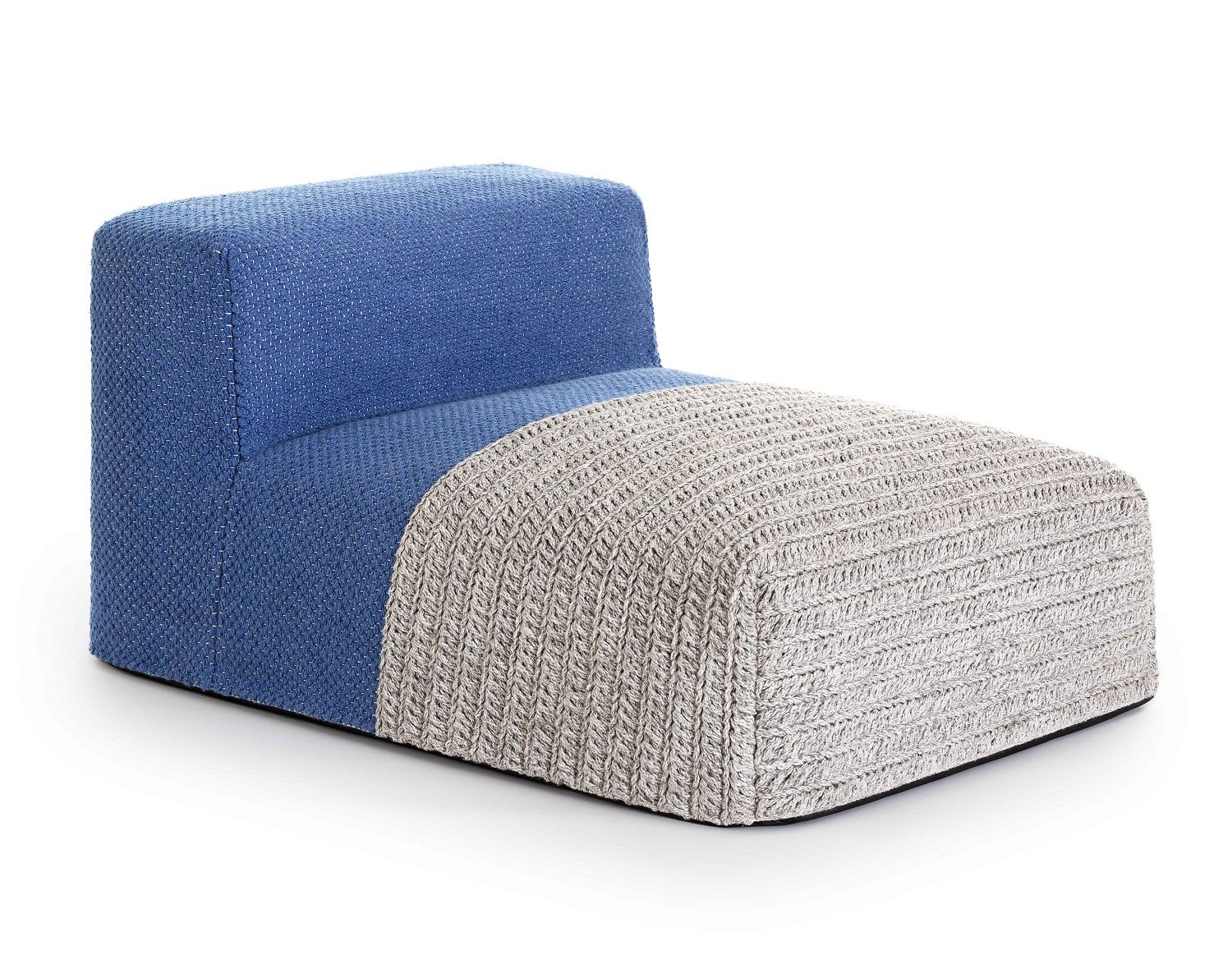 Blauer Mangas Outdoor Sessel von Gan, modulare Gartenmöbel mit Strickmuster.