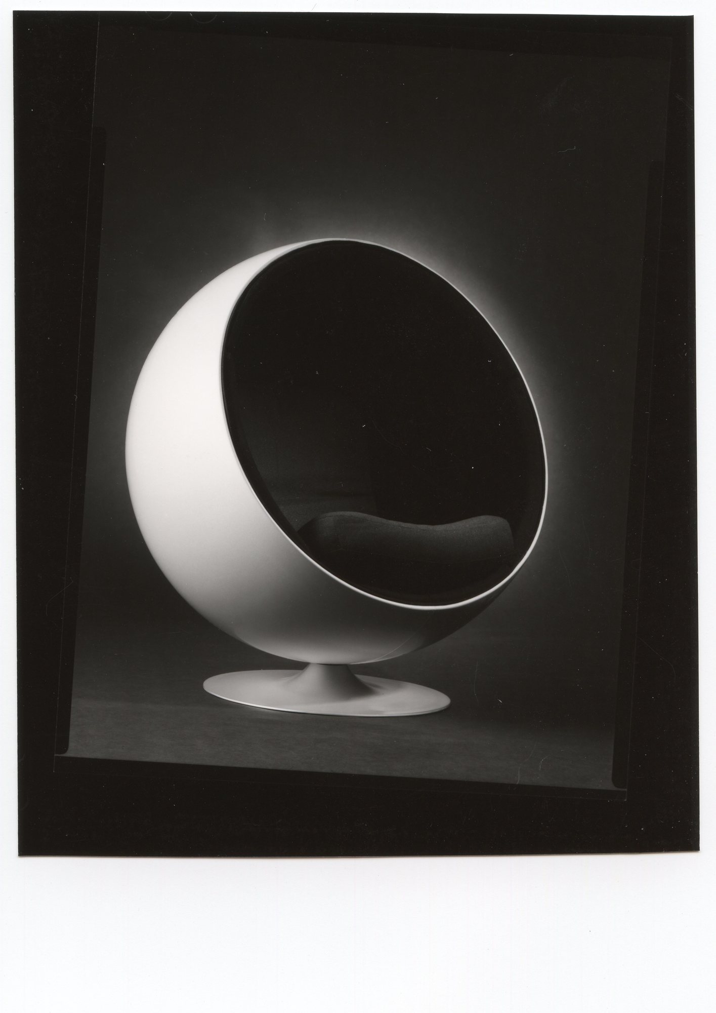 Schwarzer Ball Chair Sessel von Eero Aarnio Originals, ein Designklassiker im Retro-Stil.